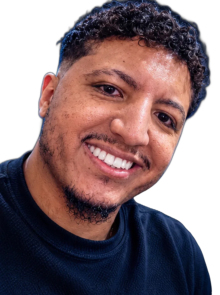 Juan Guedes, CEO e Fundador da AdScout Digital, sorrindo
